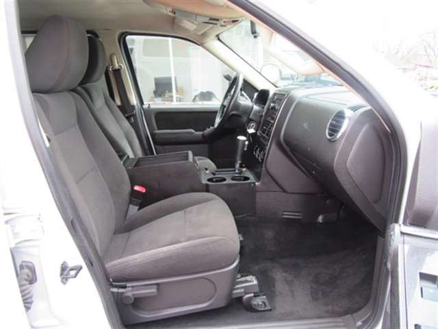 Ford Explorer 2010 photo 29